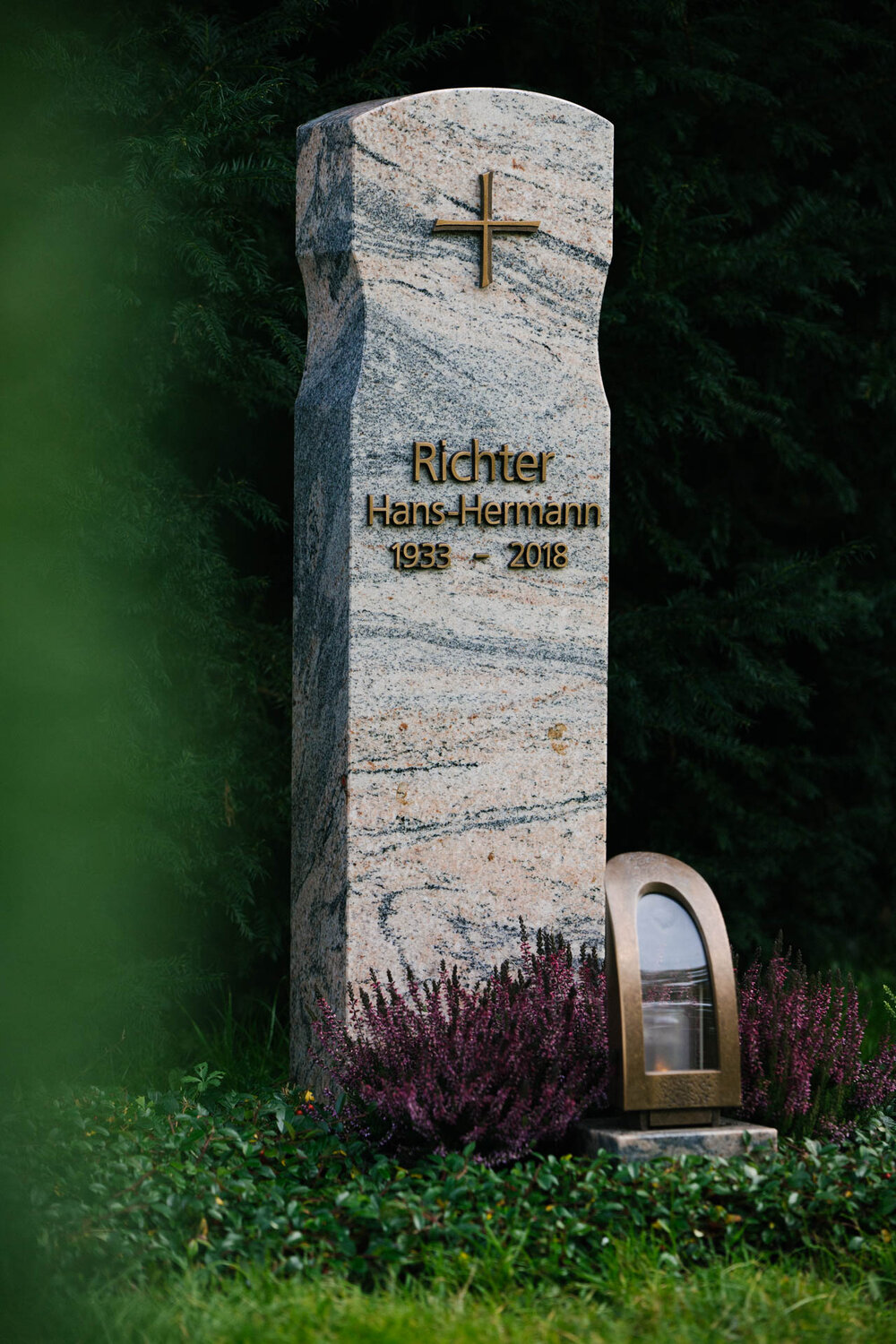 Polierter Grabstein mit Kreuz