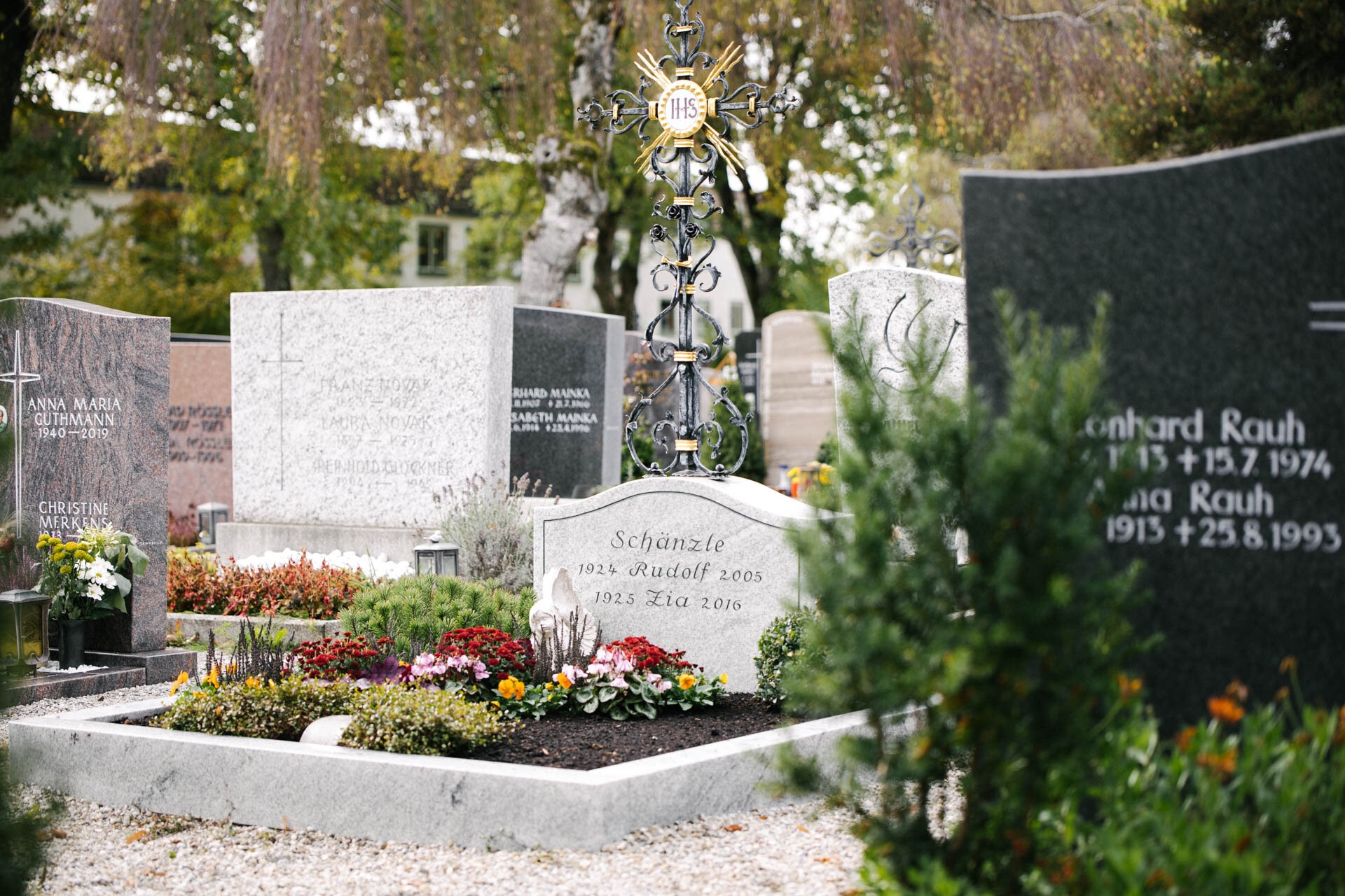 Polierter Grabstein mit Metallkreuz