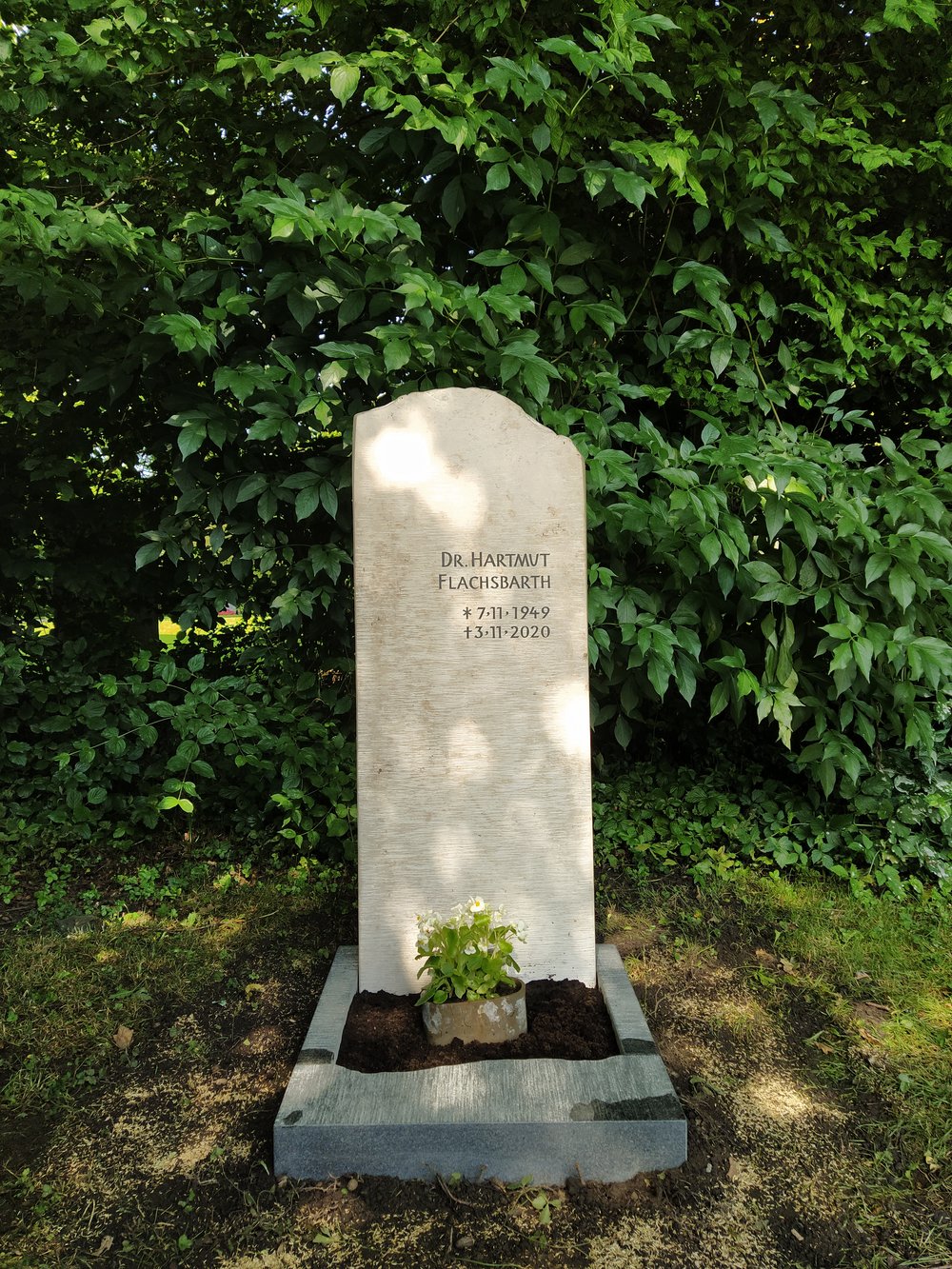 Urnengrabmal schlicht groß hell Grabstein