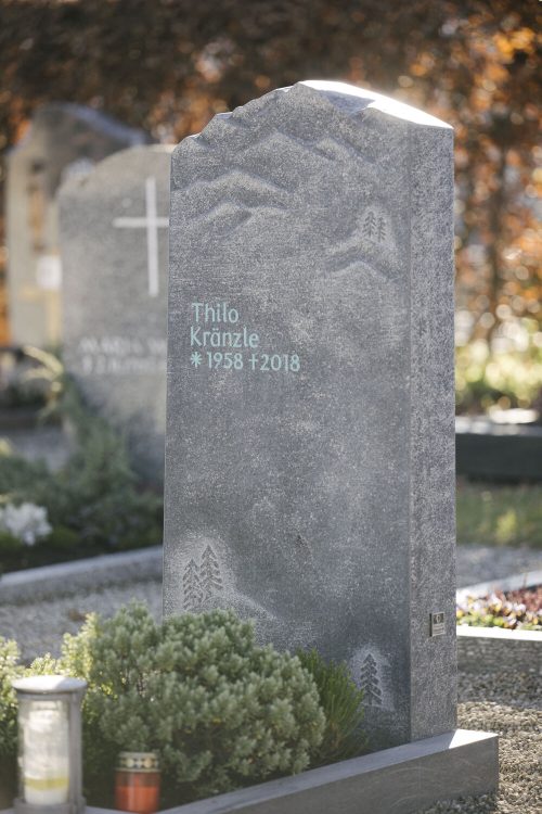 Besonderer Grabstein mit Grabmal Gebirge