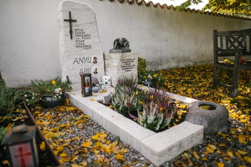 besonderer handwerklicher Grabstein Grabmal mit Figur, schönes Grabmal