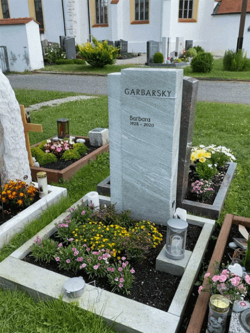 schöner handwerklicher Grabstein schlichte Linienführung