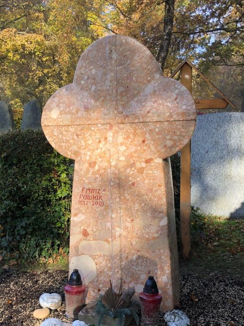 Polierter Grabstein geteiltes Grabmal Kreuz