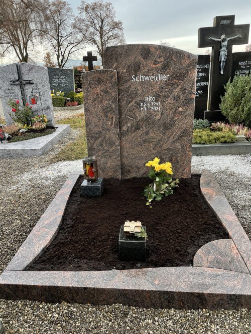 Polierter Grabstein geteiltes Grabmal Kreuz braun bronze