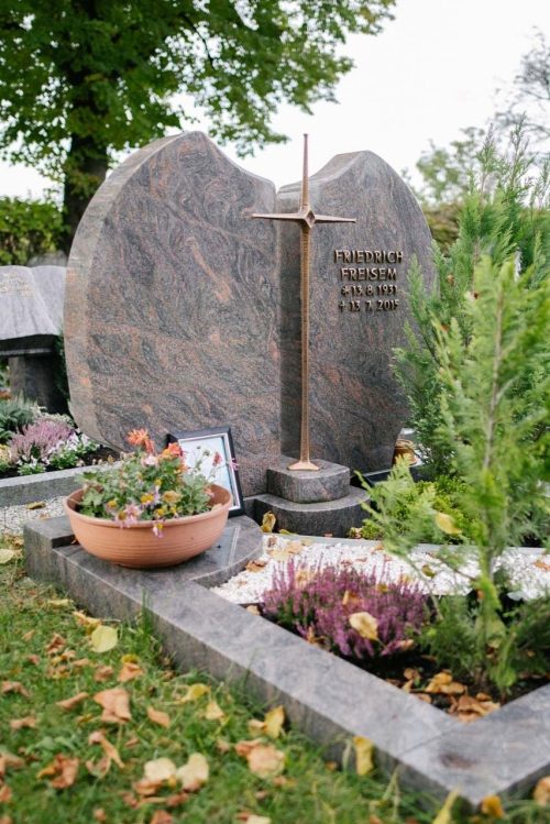 Polierter Grabstein mit bronze Kreuz großes Grabmal