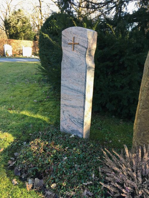 Polierter Grabstein Kreuz ohne Schrift zwei farbig