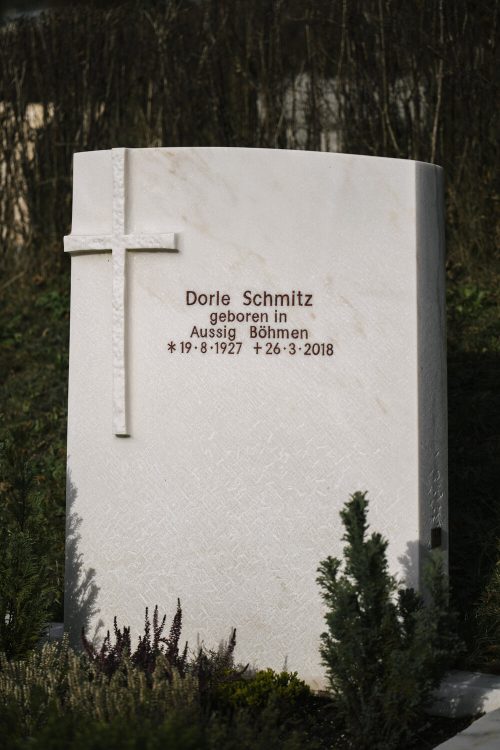 Schöner moderner design Grabstein, handerkliche gestaltung hell weiss beige Kreuz Symbol