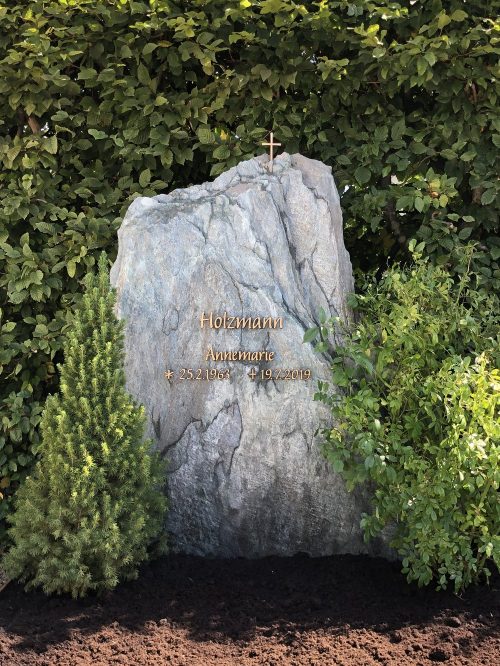 Urnenstein Felsen Grabstein